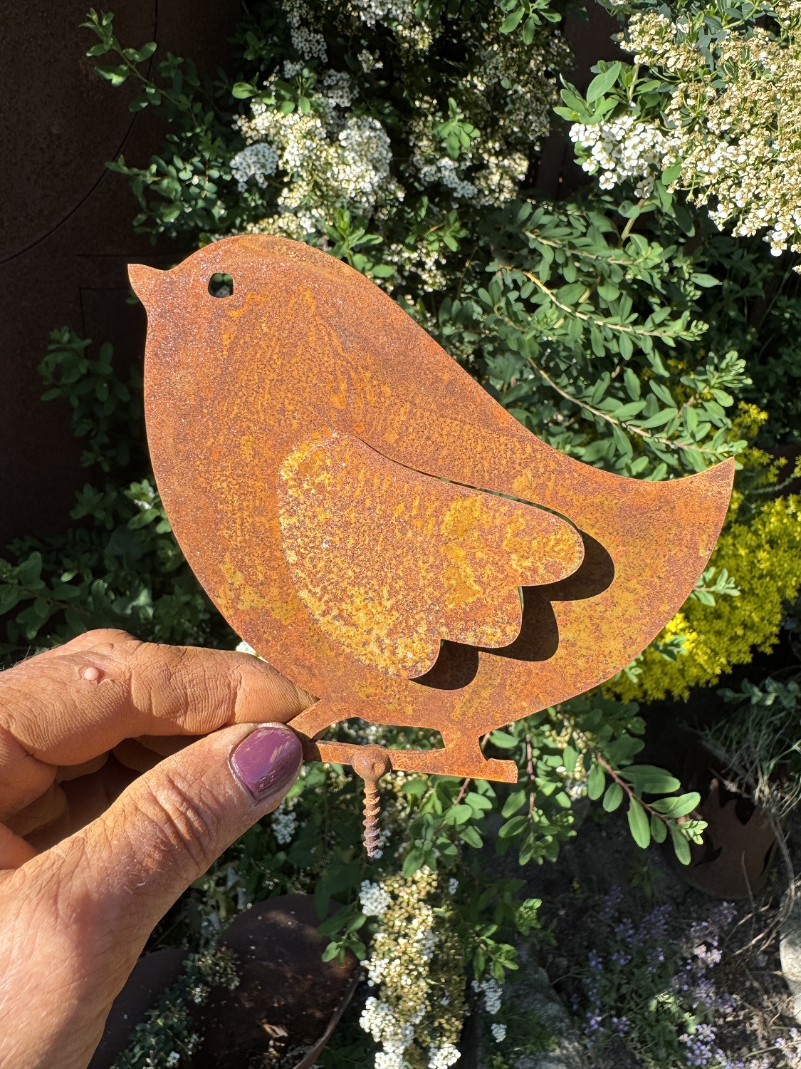 Edelrost Vogel Emmi breite Form mit Schraubgewinde - Höhe 11 cm + Schraube