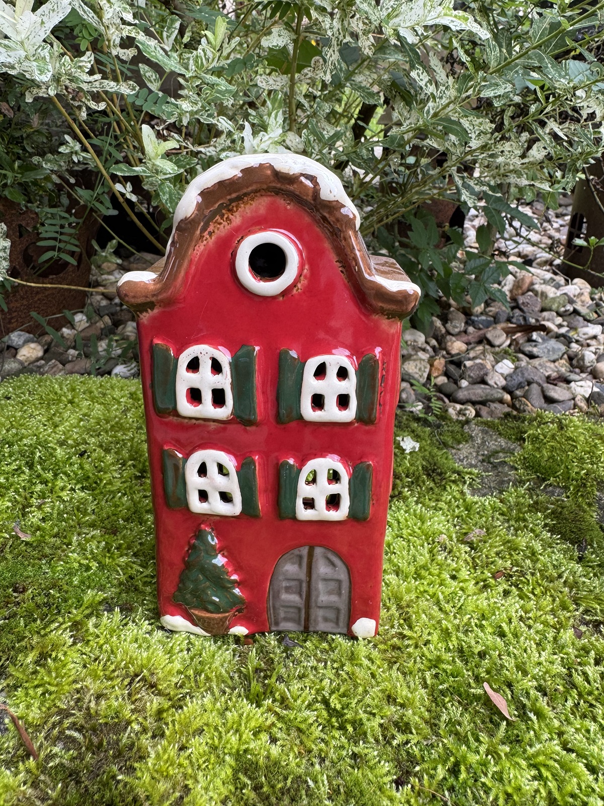 Keramik Windlicht Winterhäuschen rot mit grünen Fensterläden - Höhe 19 cm