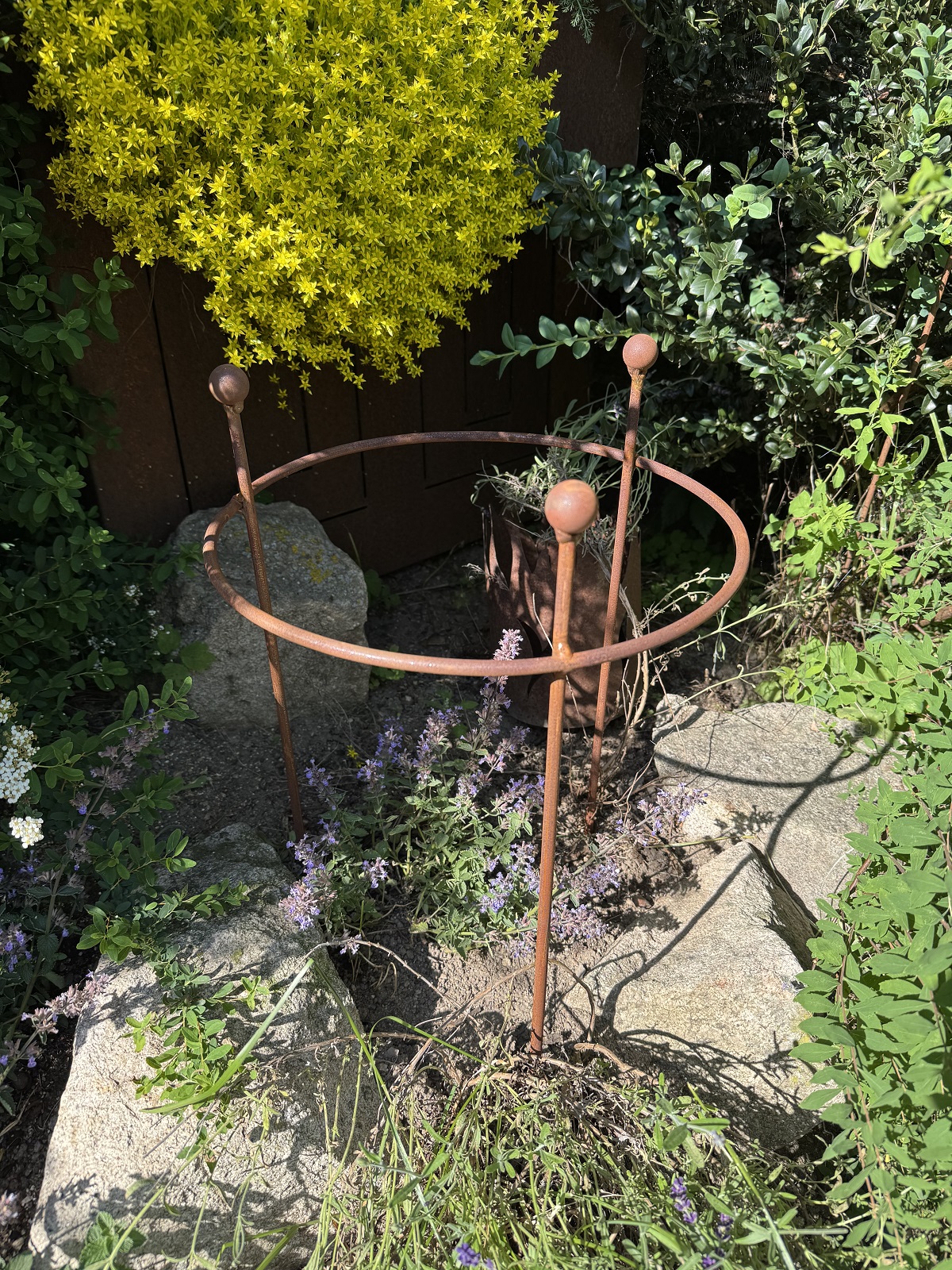 Edelrost Staudenstütze (groß) rund mit 3 Stäben - Durchmesser 40 cm