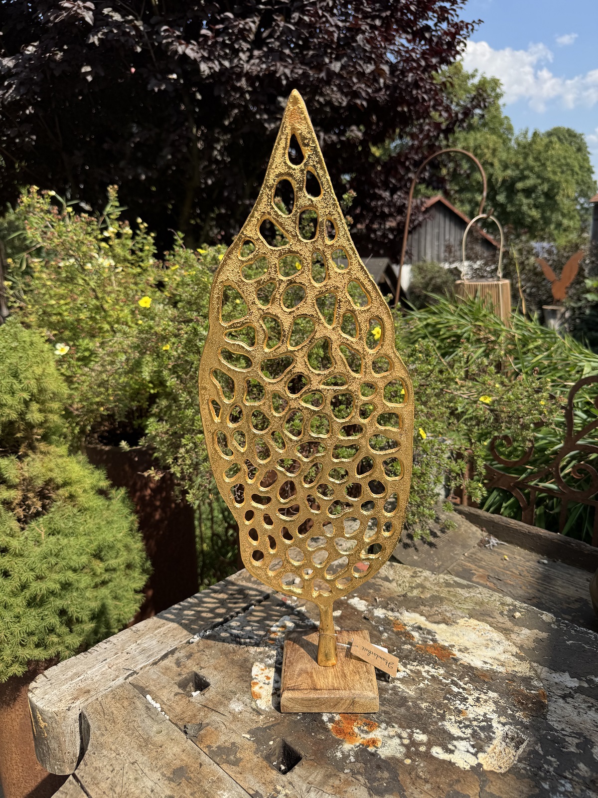 Aluminium Skulptur Blatt gold Tupfen auf Mango Holz Platte - Höhe 54 cm