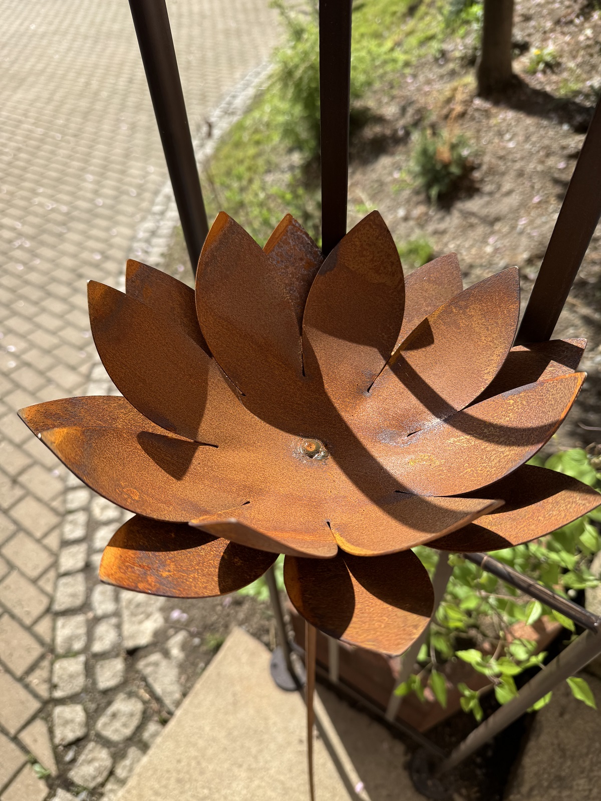 Edelrost Blütenkelch ( D25 cm ) auf Stab - Höhe ca. 40 cm