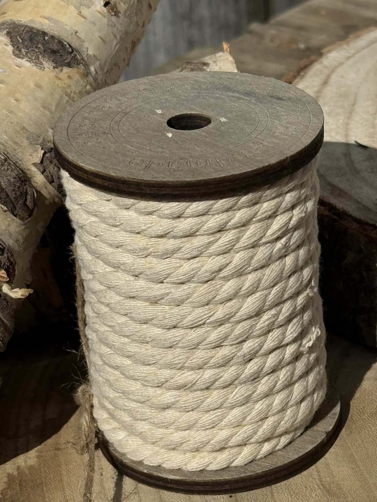 Holzspule mit Baumwollkordel schmal - Höhe 10 cm
