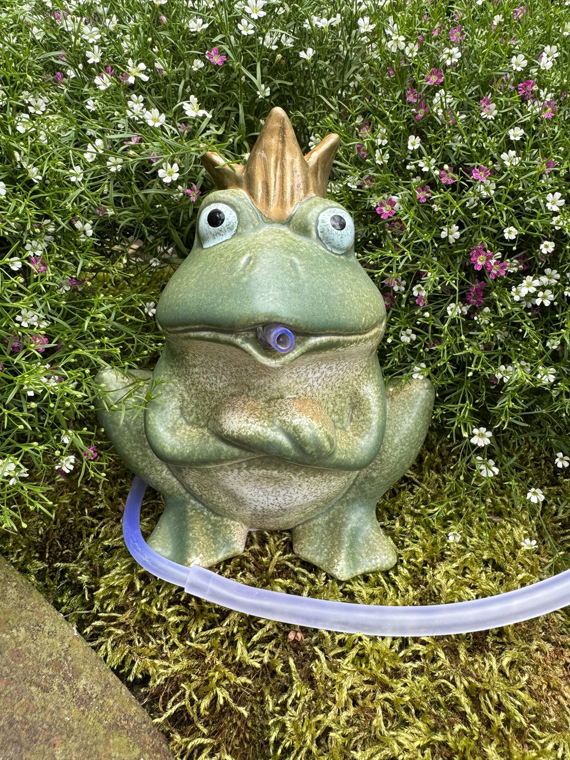 Steingut Wasserspeier Froschkönig Manfred grün mit goldener Krone - Höhe 18 cm
