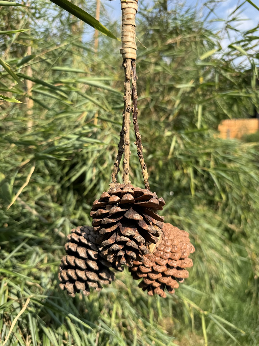Hänger mit 3 Zapfen an Ästen - Höhe ca. 32 cm