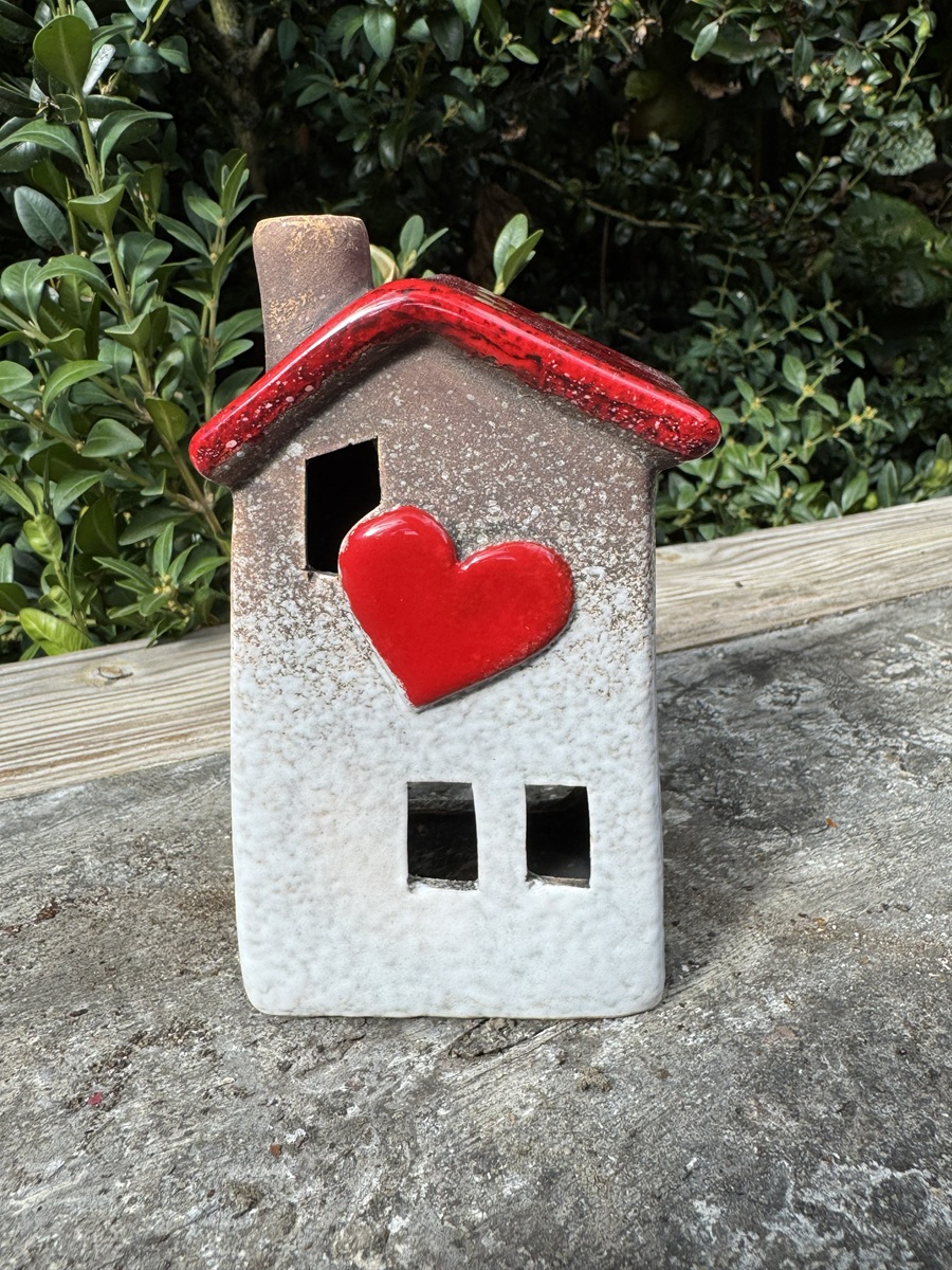 1 Keramik Häuschen mit rotem Herz ( Herz oben ) - Höhe 13 cm