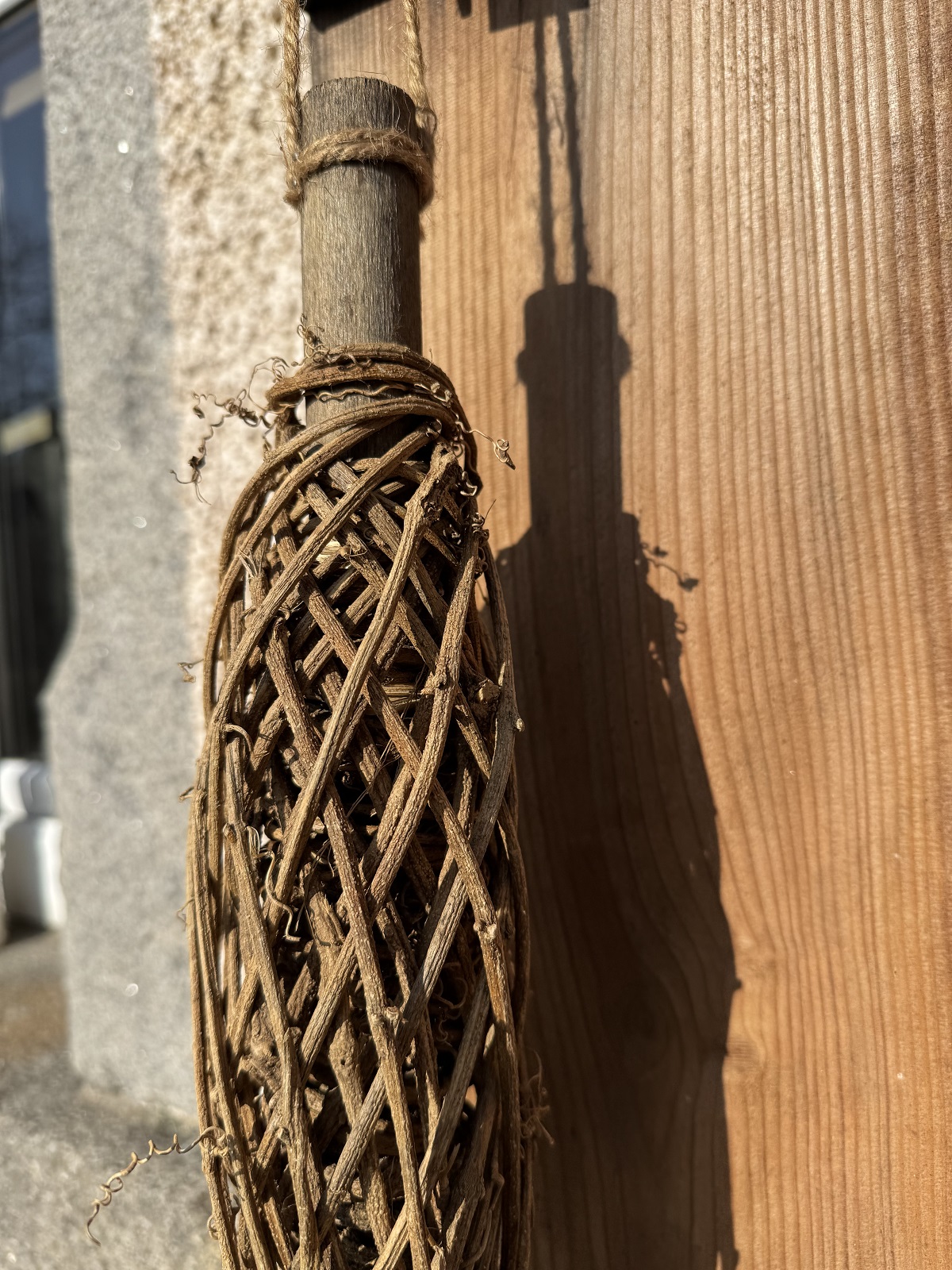Holz Hänger Garnrolle groß mit Rattan gewickelt - Länge 40 cm