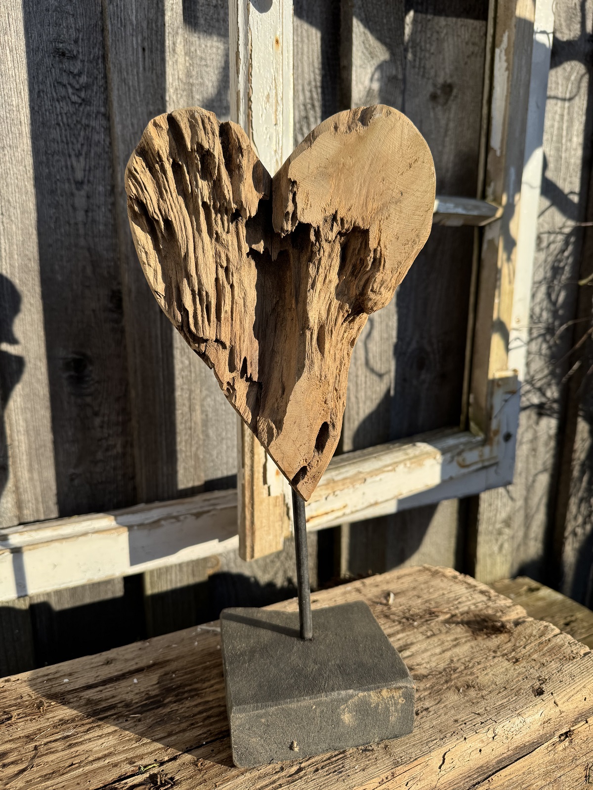 Teak Holz Herz groß auf schwarzem Sockel - Höhe 34 cm