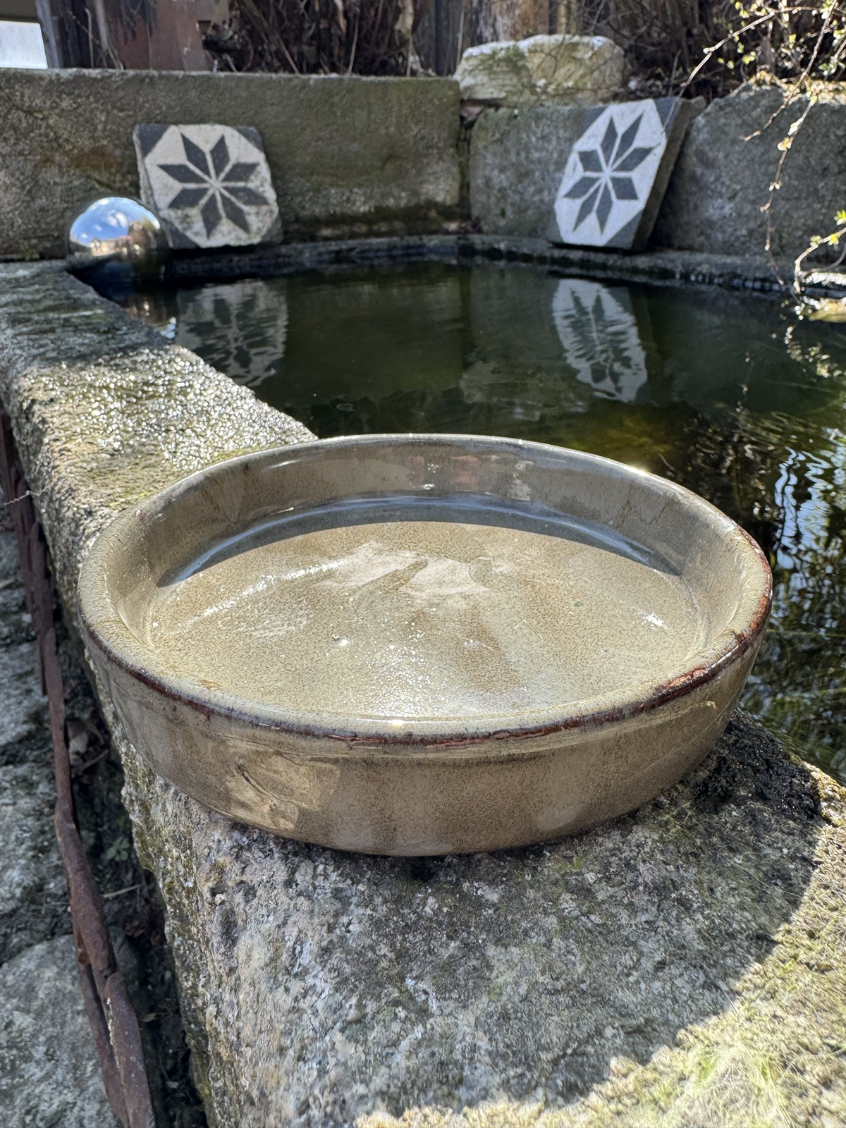 Terrakotta Untersetzer 15 cm graubraun glasiert – Insektentränke & Blumentopf Unterlage