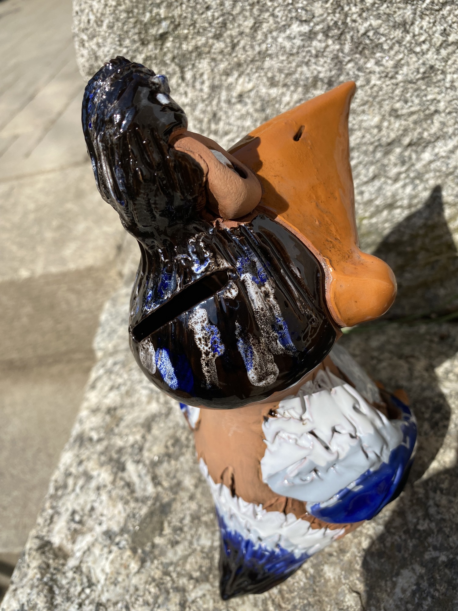 Keramik Rabe Rico blau/weiße Federn - Höhe 21 cm