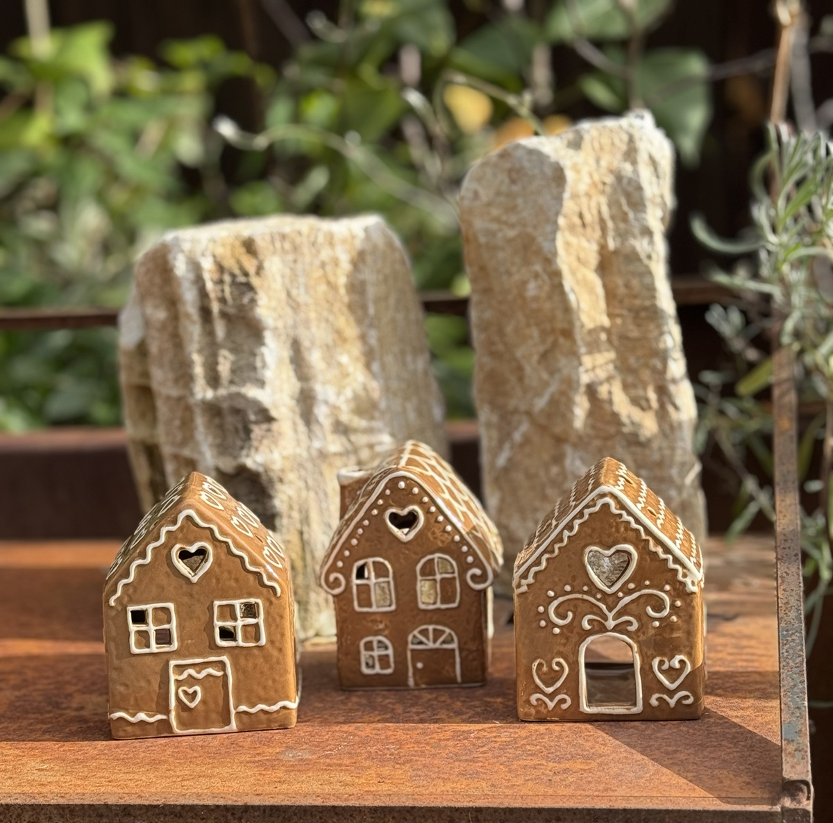 Keramik Lebkuchenhaus braun mit Zackenmuster Dach - Höhe ca. 10 cm