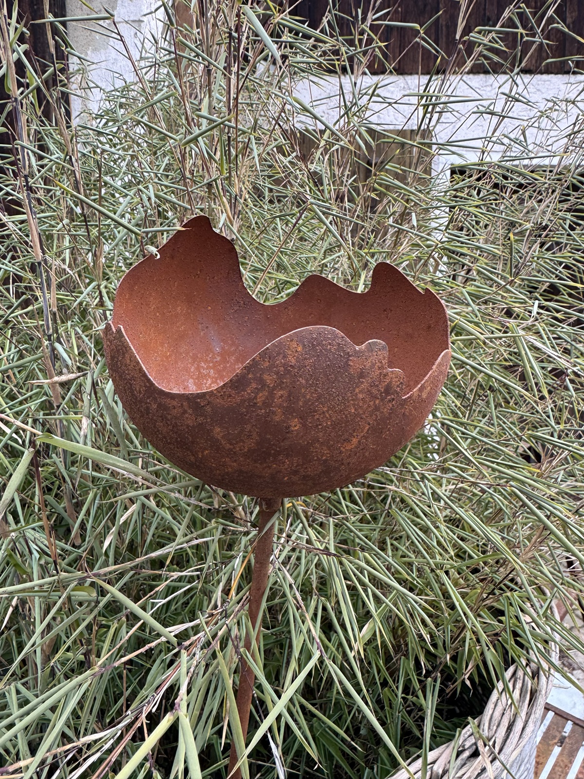 Naturrost Halbkugel Schale Risse auf Stab - Gesamthöhe 80 cm