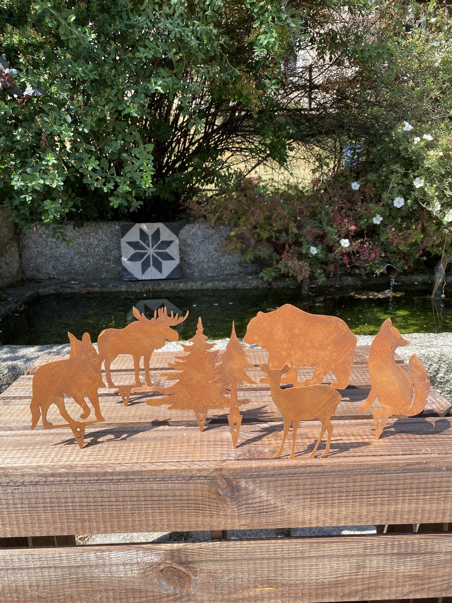 Edelrost 7tlg. Waldszene Tierfiguren und Tannen mit Dornspitze für Holz - Höhe 9-15 cm