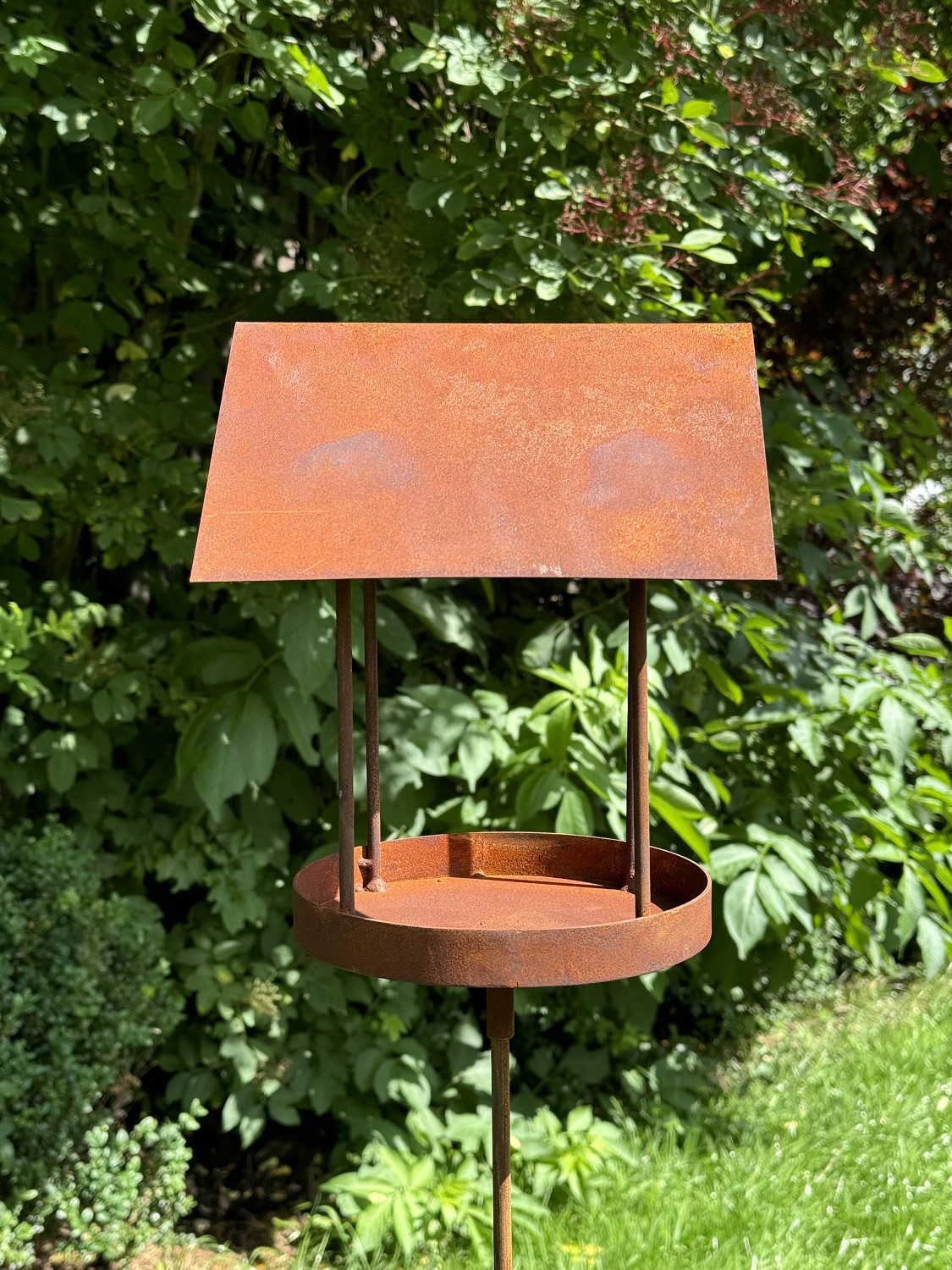 Edelrost Gartenstecker Vogelhaus eckiges Dach und runde Schale  - Höhe 149 cm