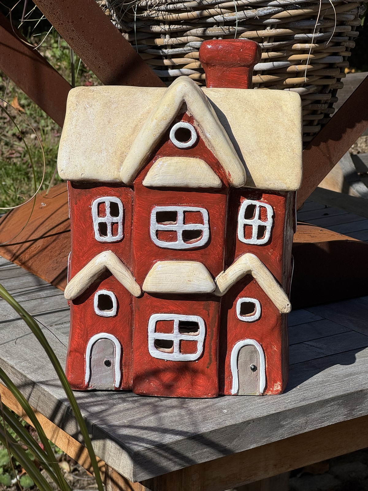 Windlicht Schwedenhaus rot groß mit weißen Fenstern und doppelten Haustüren - Höhe 33 cm