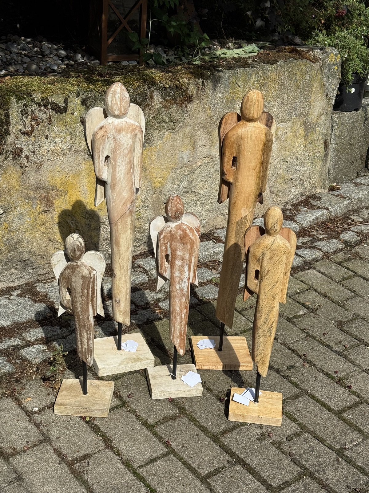 Holz Engel klein weiß gekalkt auf Sockel - Höhe ca. 59 cm