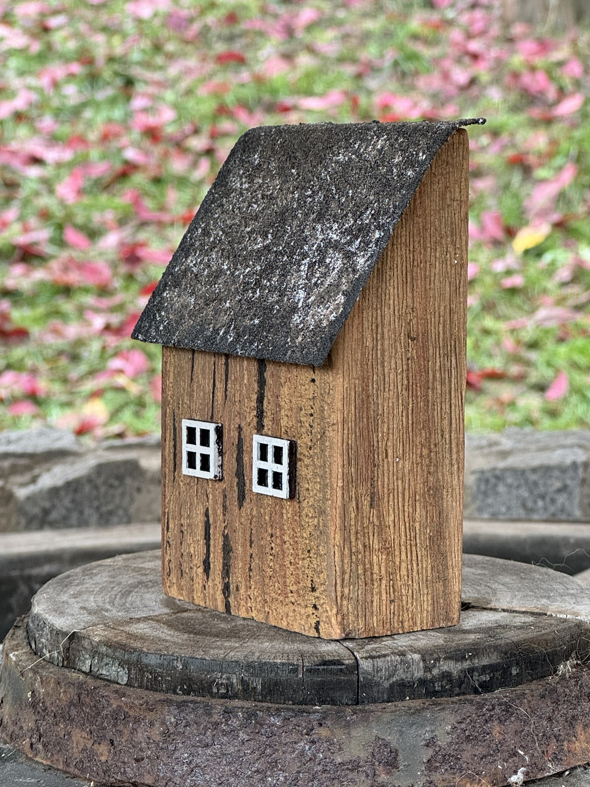 Holz Häuschen klein mit Schrägdach aus Metall angerostet - Höhe 13 cm