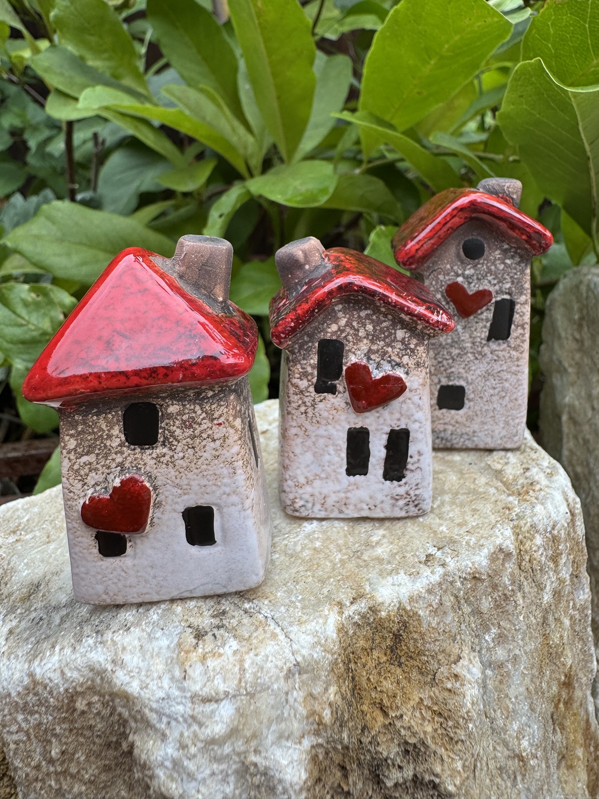 3tlg. Mini Keramik Häuschen rot/weiß mit Herz - Höhe 5/5,5/6 cm