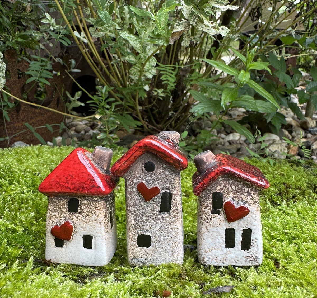 3tlg. Mini Keramik Häuschen rot/weiß mit Herz - Höhe 5/5,5/6 cm