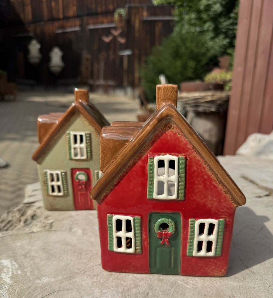 Keramik Lichthaus Waldfrieden Rot mit grüner Tür - Höhe 17,5 cm