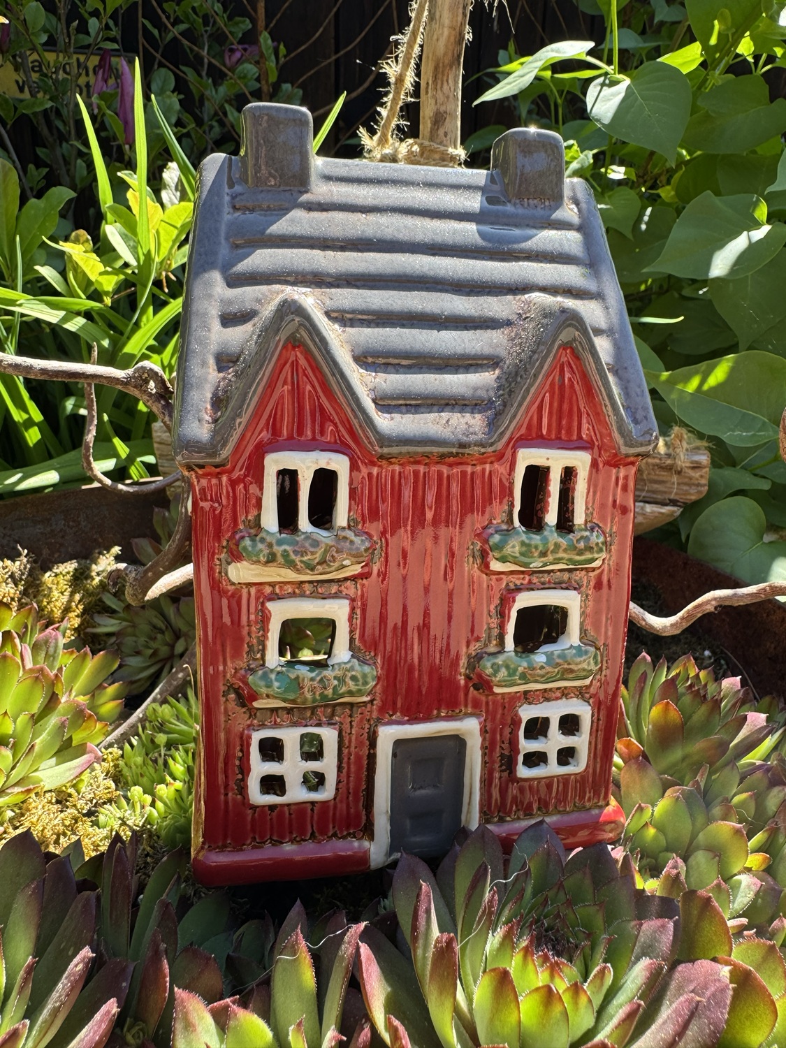Keramik Holzhaus Marit rot/grau mit Giebel und Sprossenfenstern - Höhe 19,5 cm