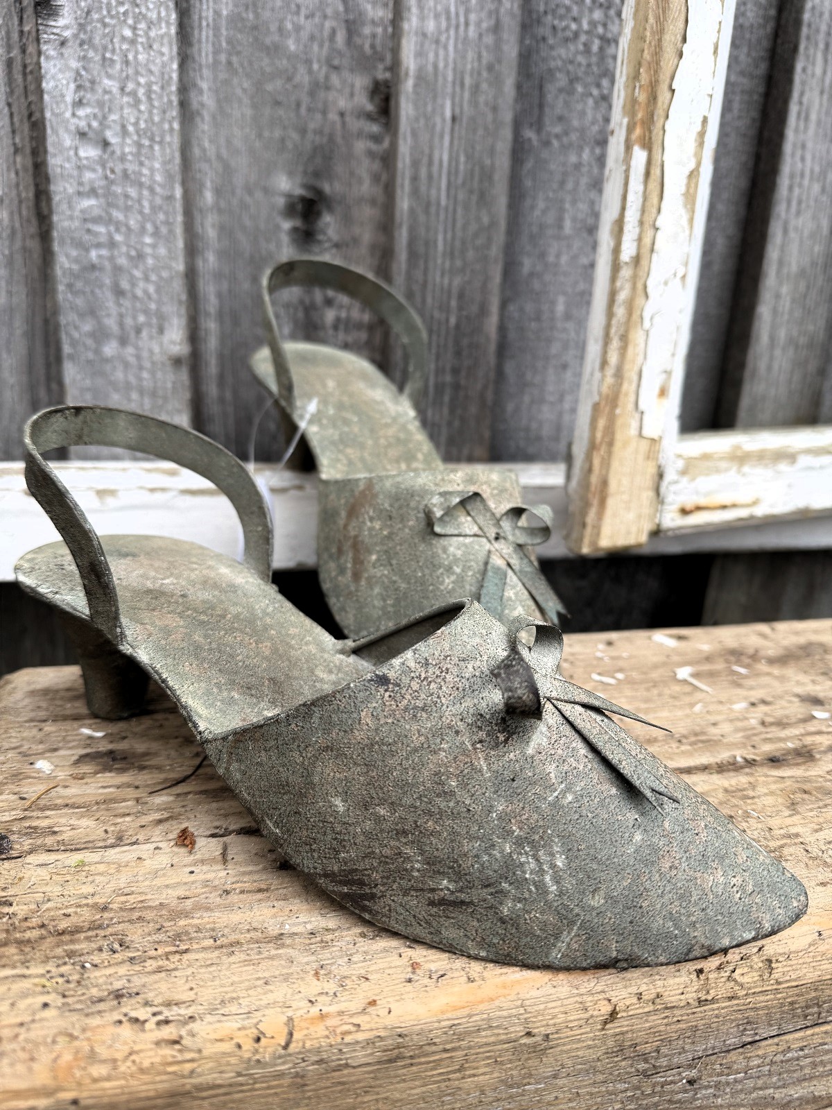 1 Paar Metall Pflanz-Stöckelschuhe antik grün - Länge 25 cm