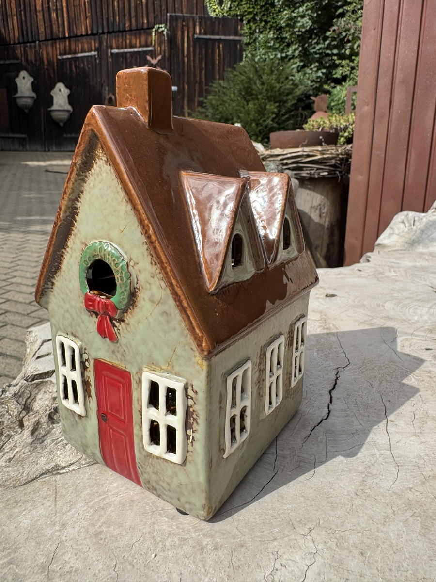 Keramik Häuschen Rot mit Gauben und grüner Haustür - Höhe 19 cm