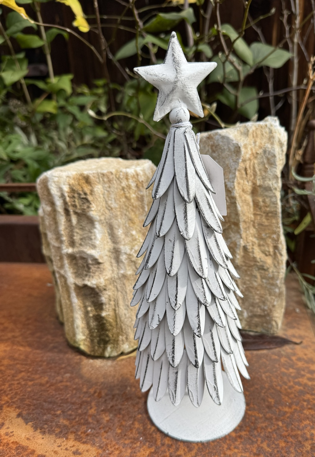 Metall Tannenbaum groß 3D Form weiß gewischt mit Stern - Höhe 30 cm