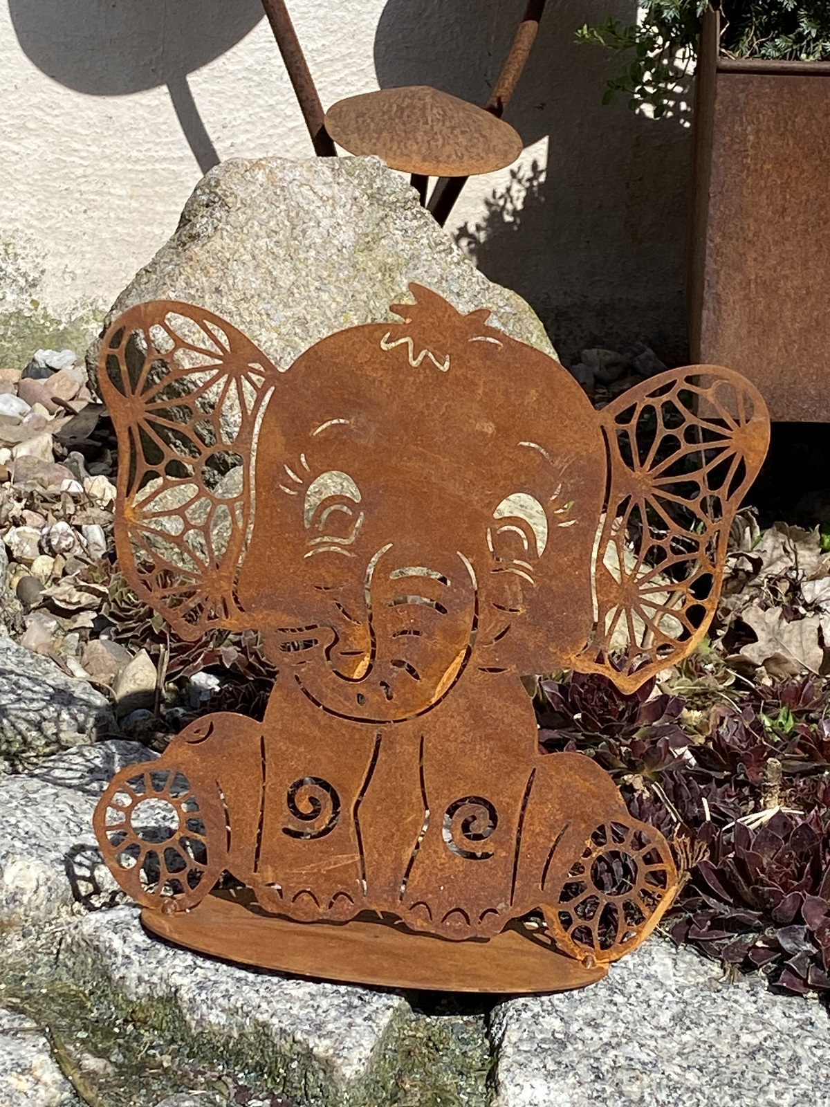 Edelrost Elefant Benjamin auf Bodenplatte - Höhe 26 cm