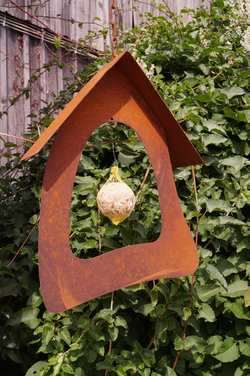 Edelrost Futterhaus flach an Kette zum hängen - Höhe 34 cm ohne Kette