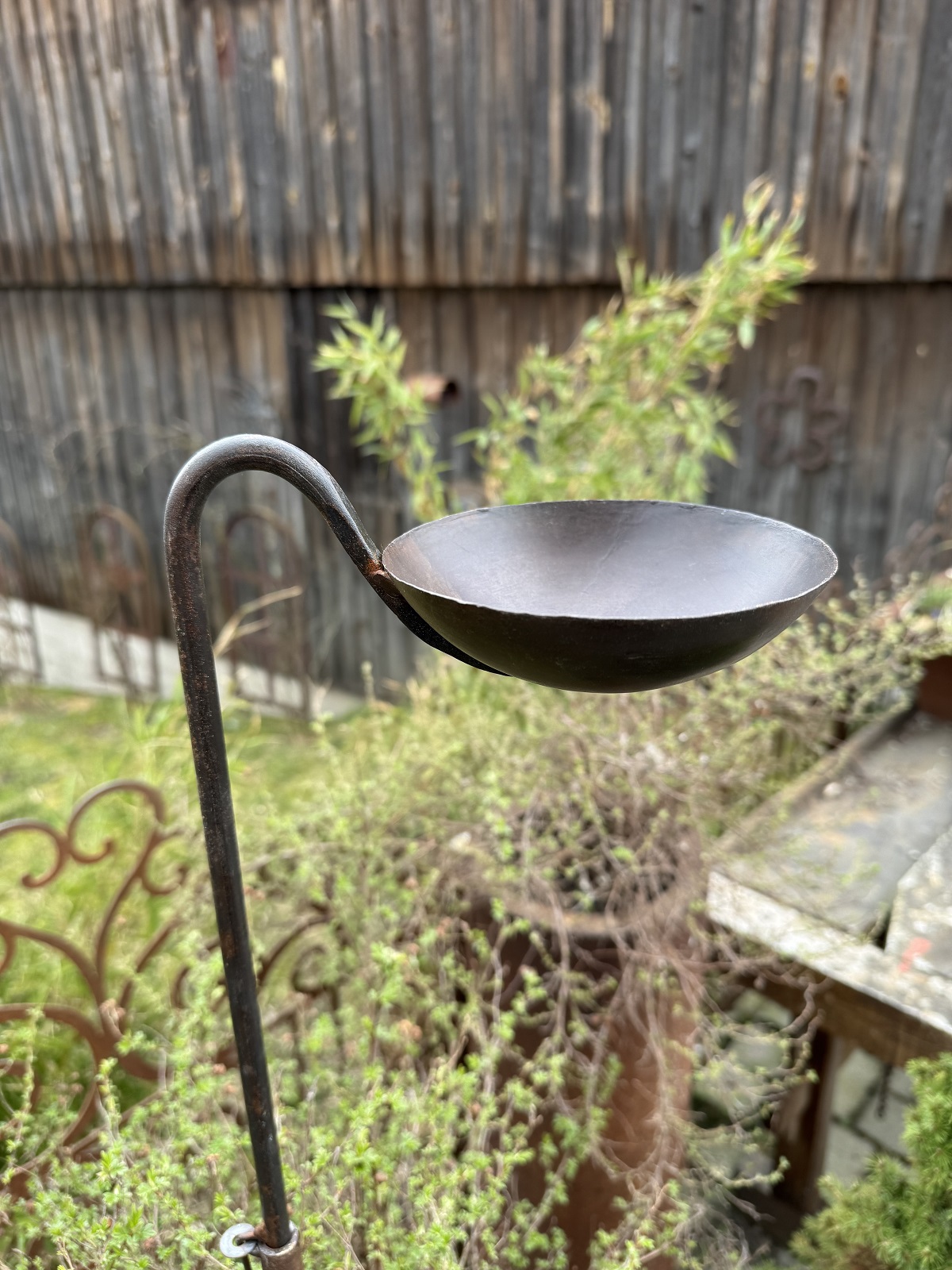 Metall Gartenstecker mit Schale dunkelbraun - Höhe 88 cm