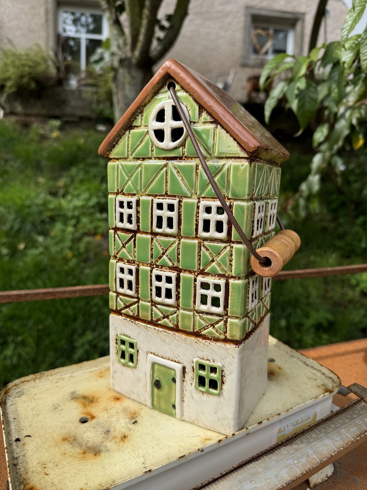 Keramik Windlicht Fachwerkhaus grün mit Henkel - Höhe 26,5 cm