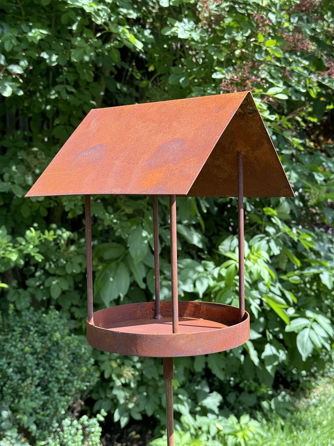 Edelrost Gartenstecker Vogelhaus eckiges Dach und runde Schale  - Höhe 149 cm