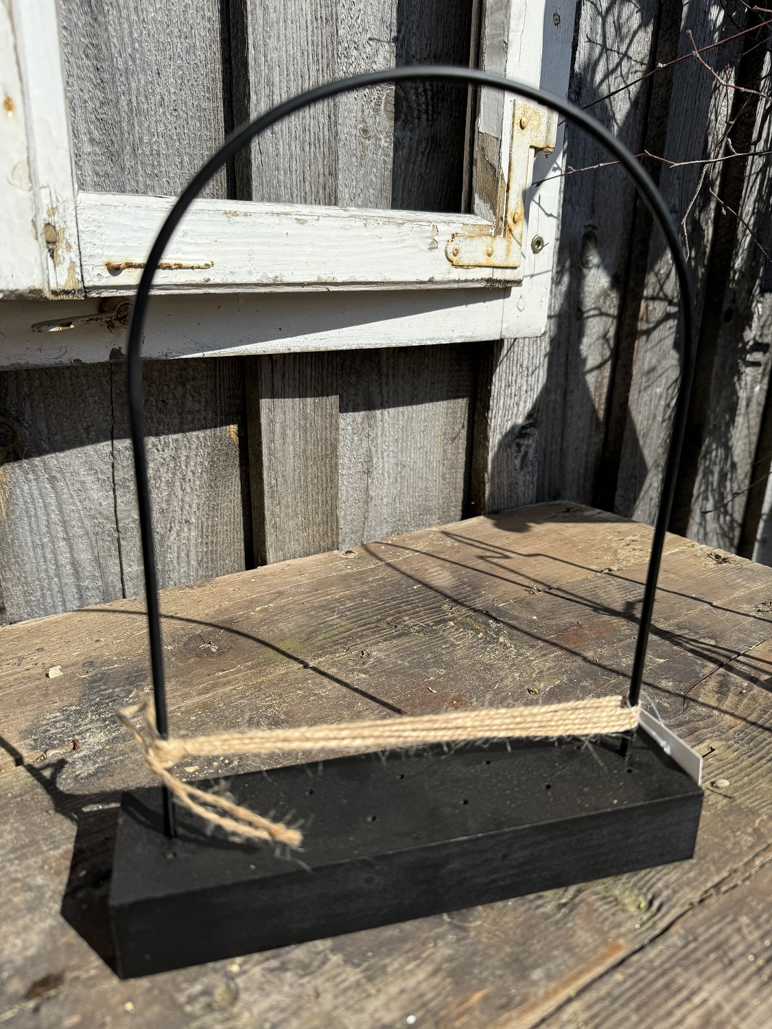 Metall Bogen klein schwarz auf Holzsockel für Trockenblumen - Höhe 26 cm
