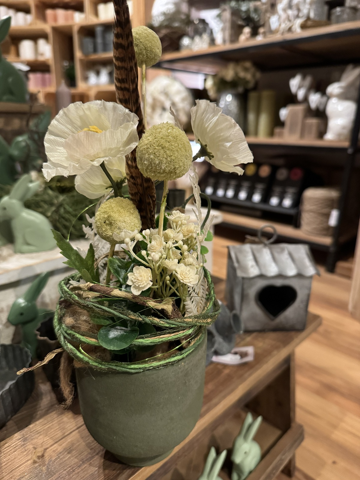 Gesteck (4) im Blumentopf mit Kunstblumen und Naturmaterialien Grüntöne / Weiß