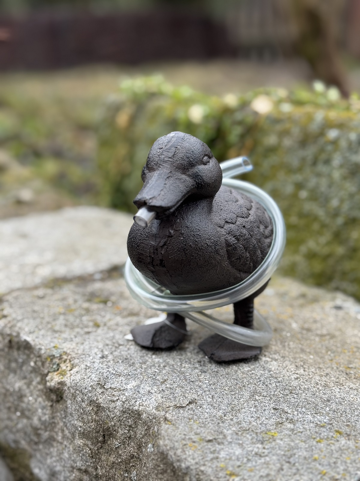 Wasserspeier Ente Erna sitzend inkl. Pumpe - Höhe 14 cm