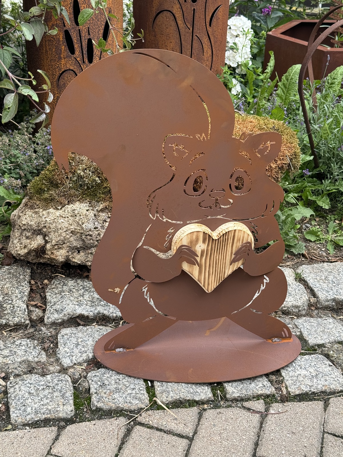 Edelrost Eichhörnchen Dixie mit Holzherz - Höhe 56 cm