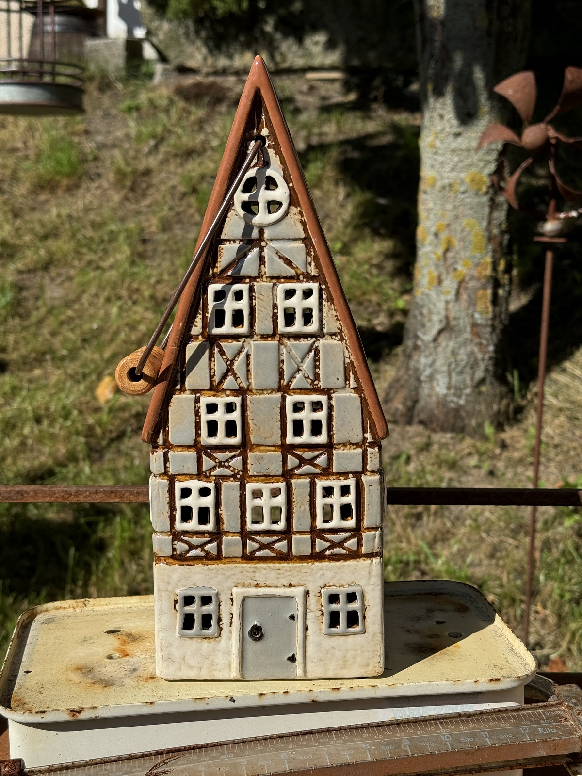 Keramik Windlicht Fachwerkhaus mit Henkel - Höhe 31 cm