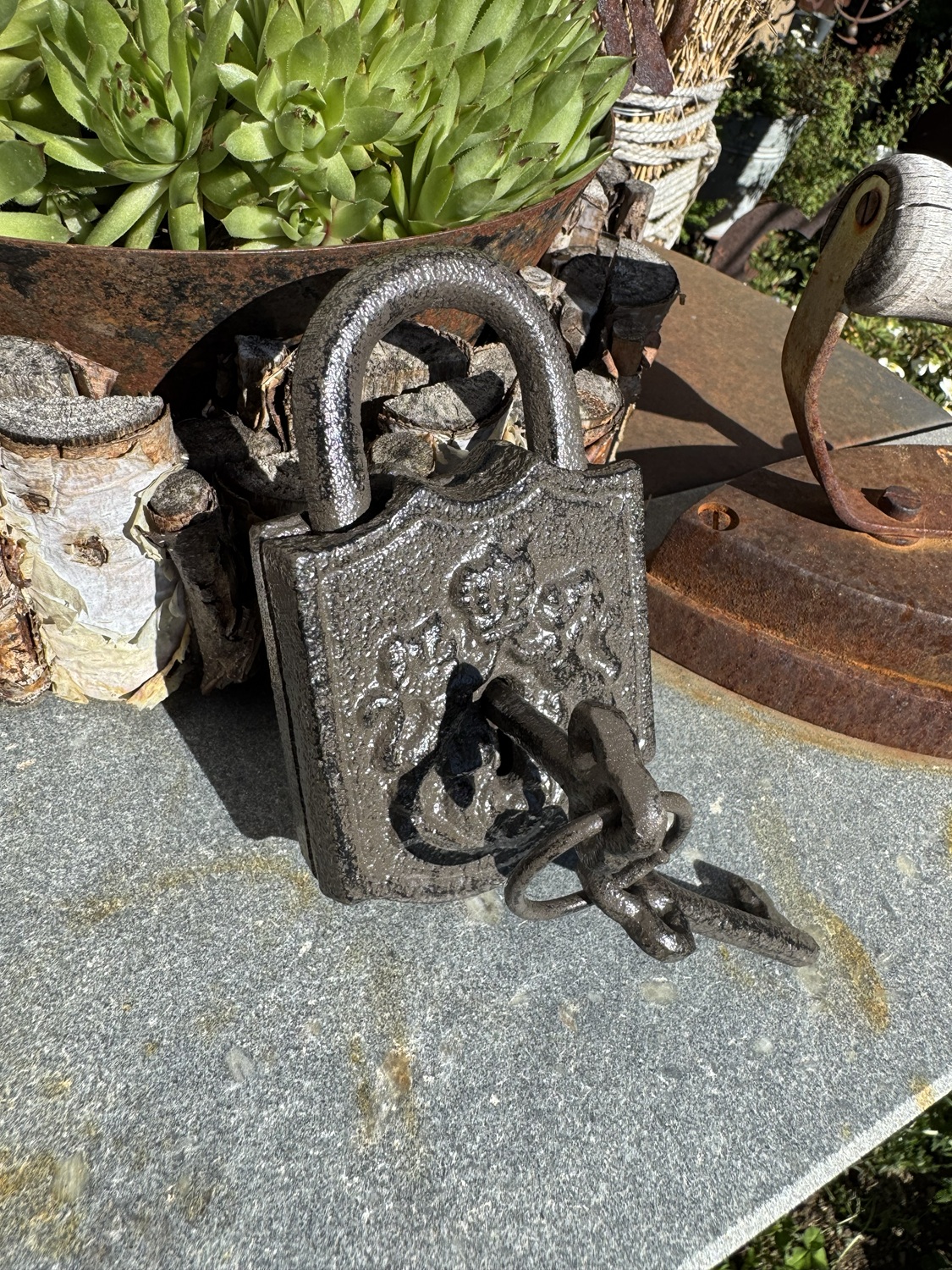 Gusseisen Schloss mit 2 kleinen Schlüsseln (lässt sich aufschließen) - Höhe 13 cm