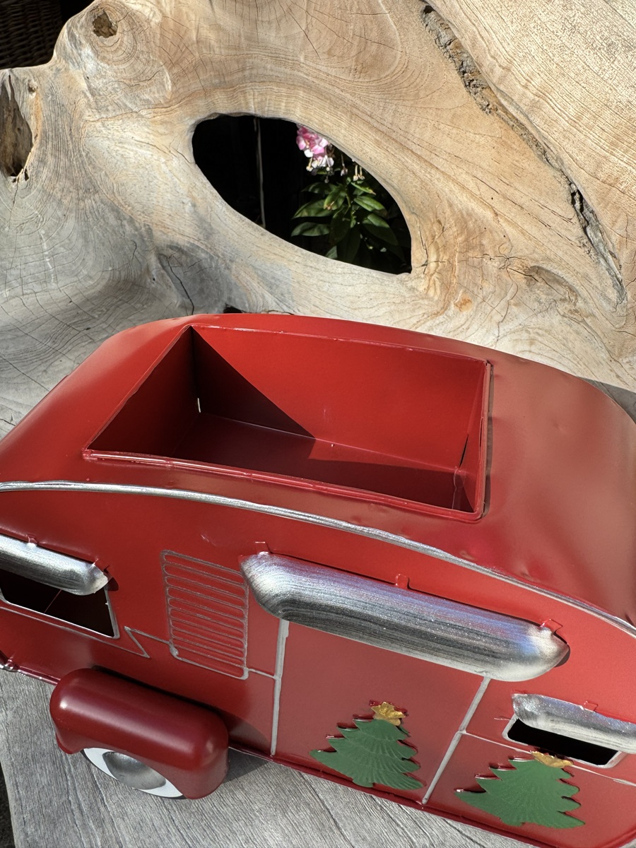Metall Retro Wohnwagen Rot mit Tannenbäumen seitlich - Länge ca. 35 cm
