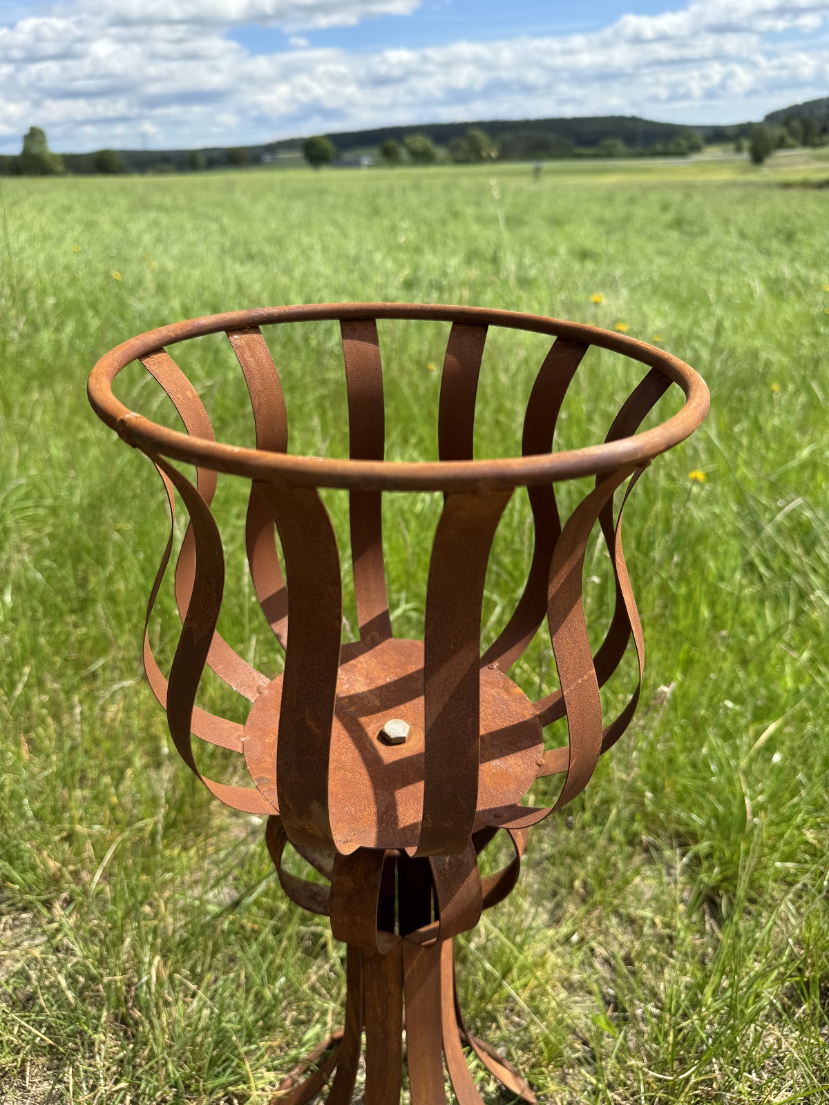 Edelrost Ständer groß Metallstreifen mit Korb - Höhe 80 cm