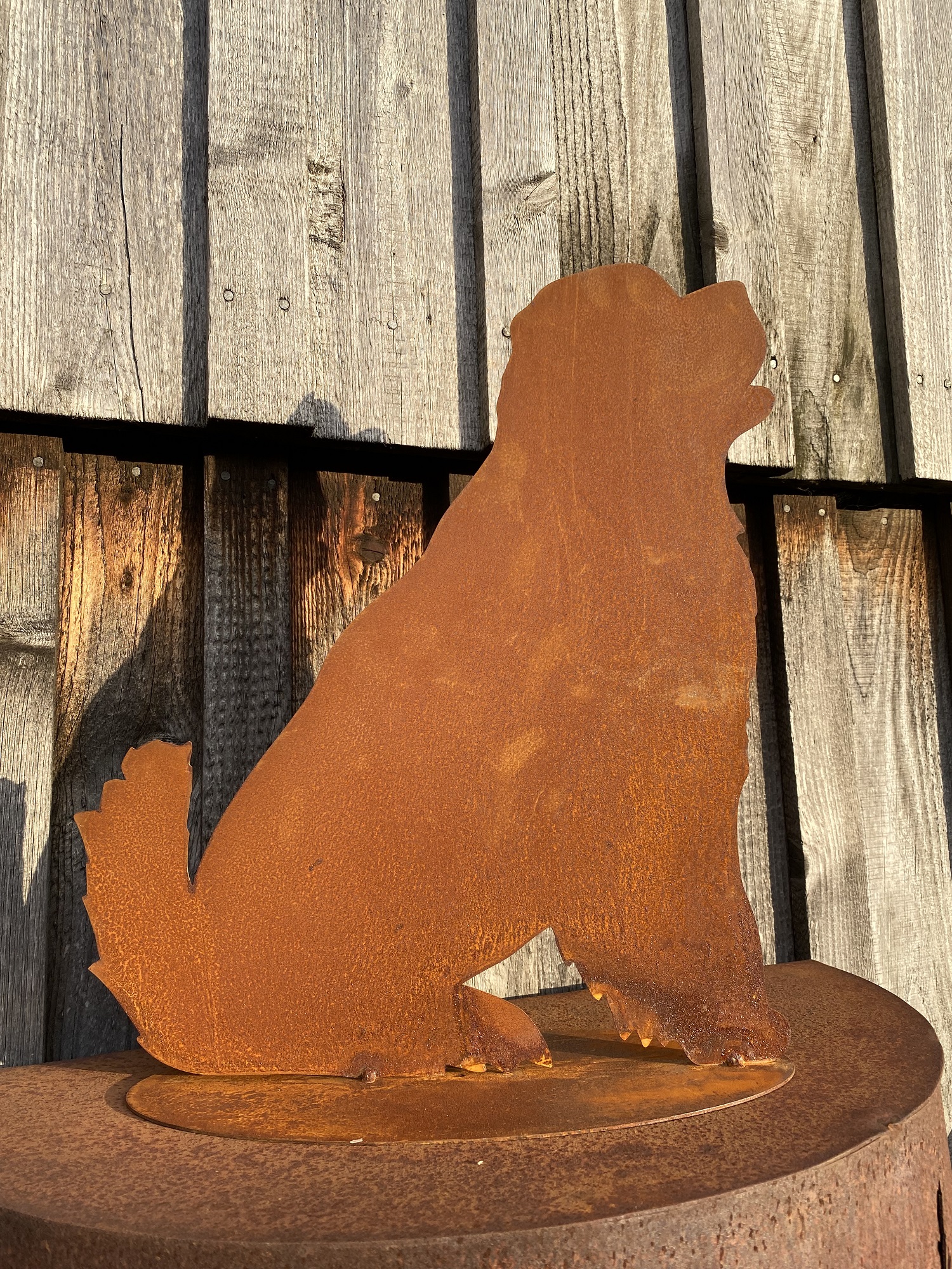 Edelrost Berner Sennen Hund Becks auf Bodenplatte - Höhe 45 cm