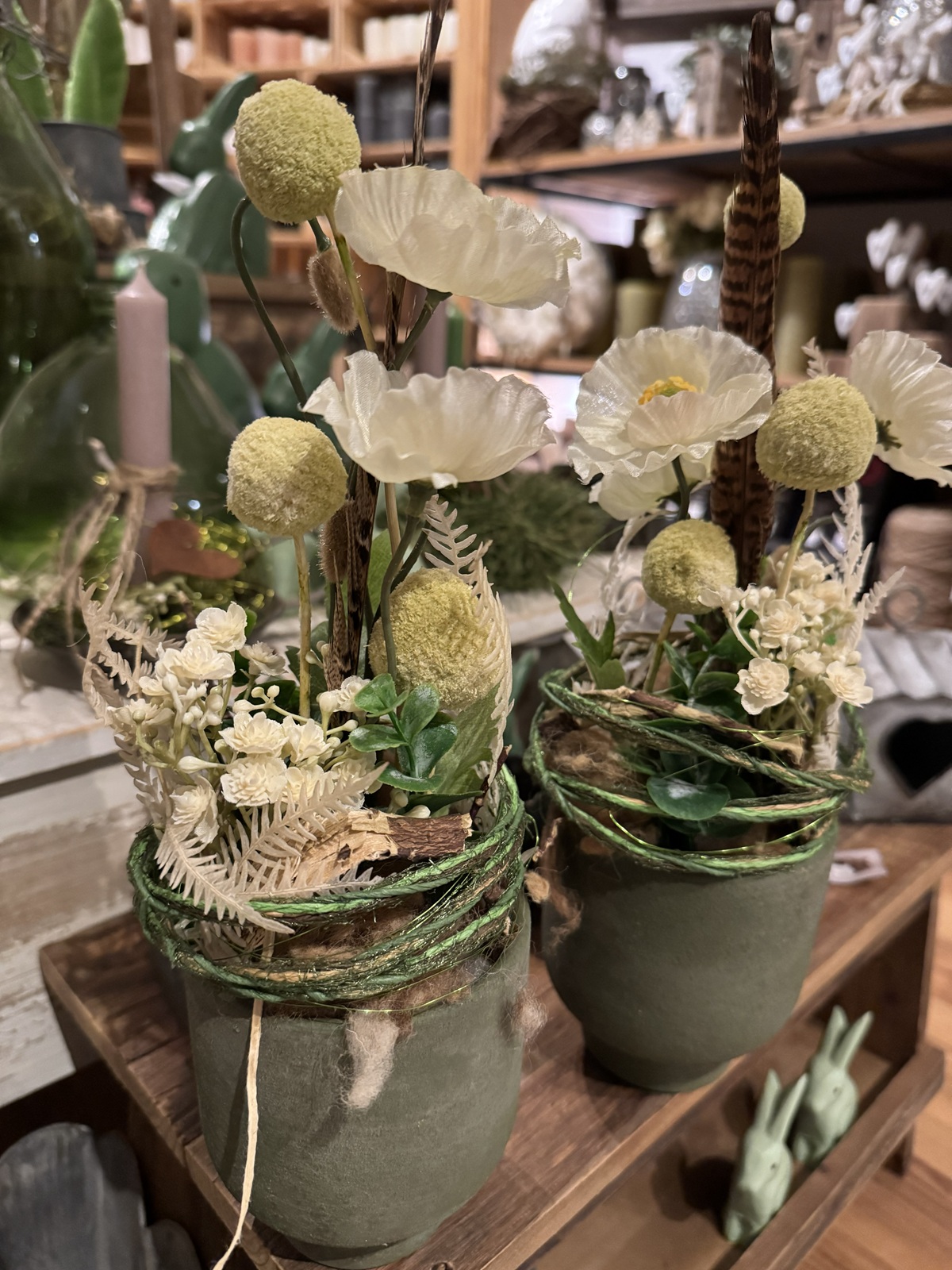 Gesteck (4) im Blumentopf mit Kunstblumen und Naturmaterialien Grüntöne / Weiß