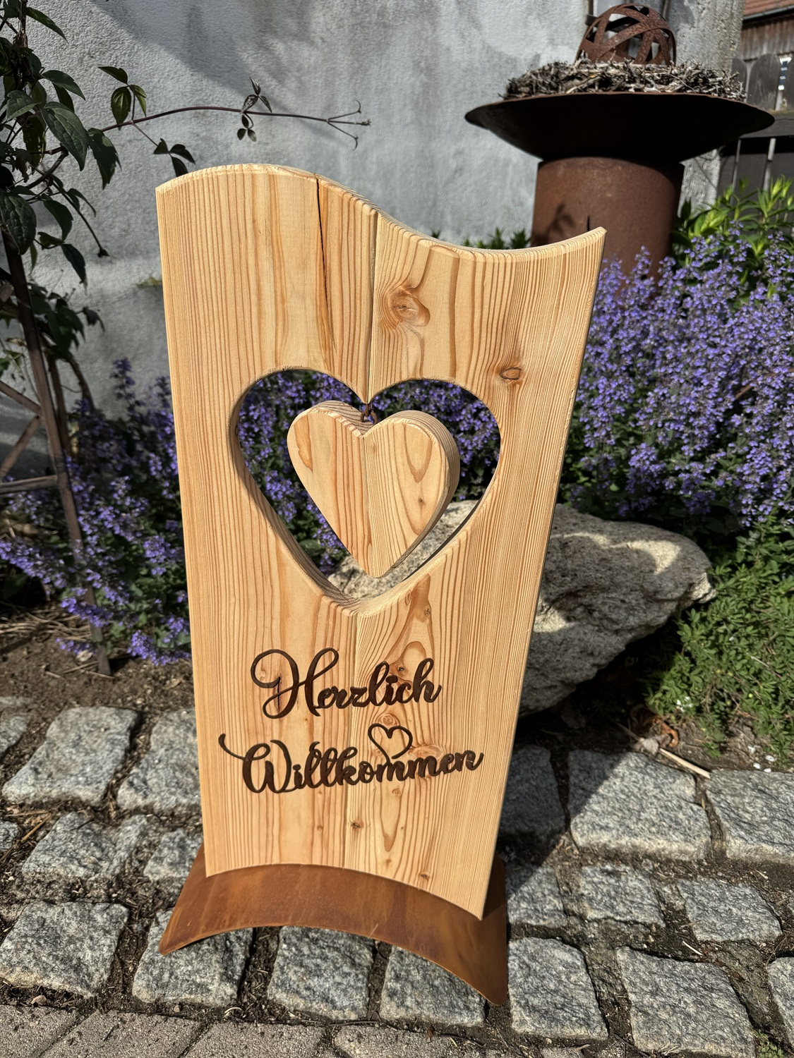 Lärchenholz Ständer mit welliger Oberseite, Holzherz und Schriftzug Herzlich Willkommen - Höhe ca. 72 cm