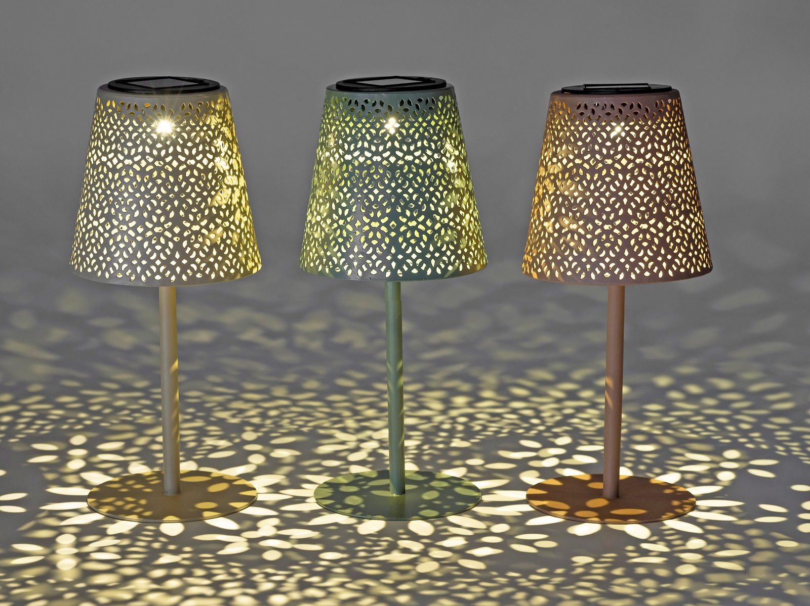 Solar Lampe groß creme mit Ausschnitten im Schirm - Höhe 27 cm