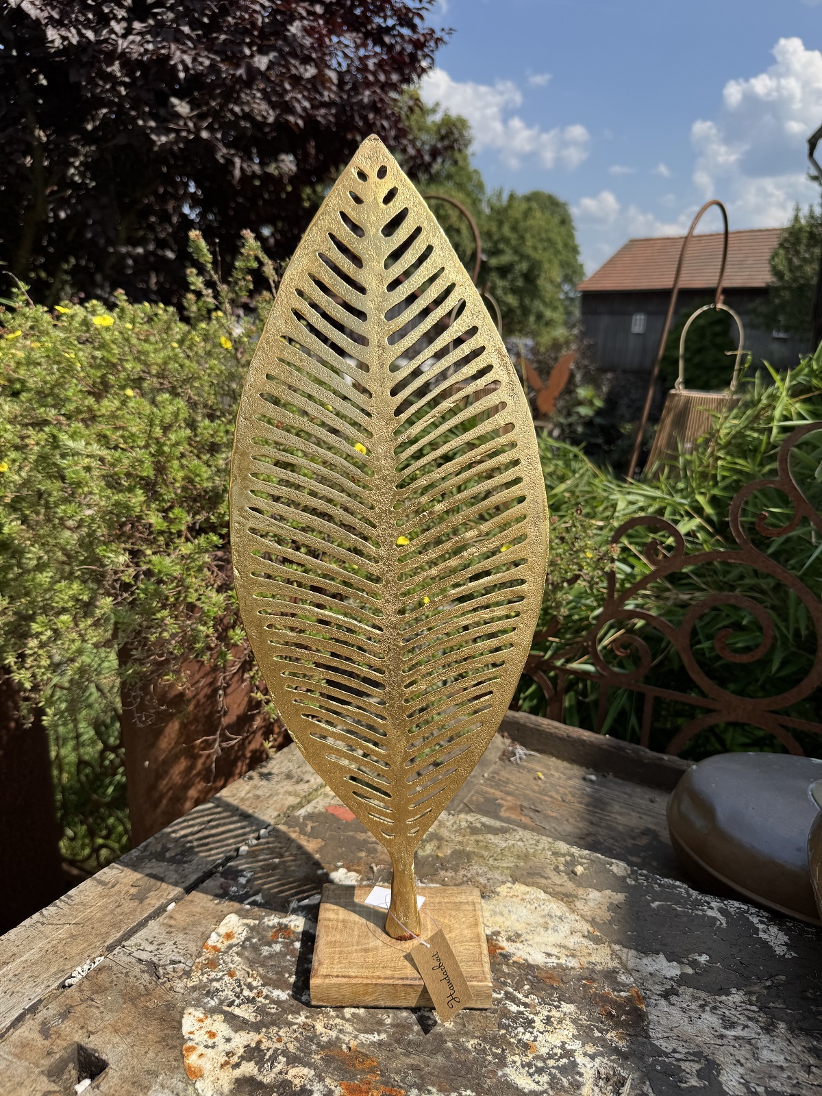 Aluminium Skulptur Blatt gold Streifen auf Mango Holz Platte - Höhe 54 cm