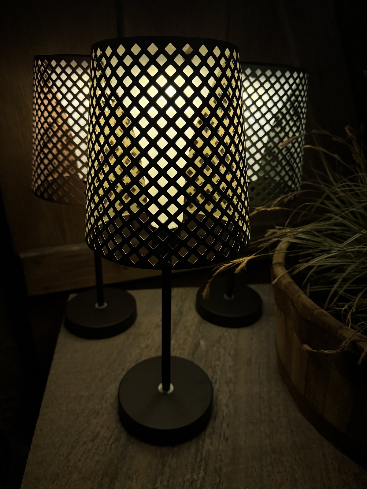 Solar Lampe beige mit Kästchen Ausschnitten im Schirm - Höhe 42 cm