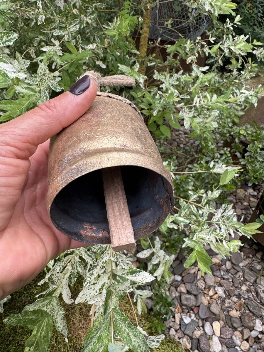 Vintage Eisen Glocke goldfarben an Jutekordel - Höhe ca. 10 cm