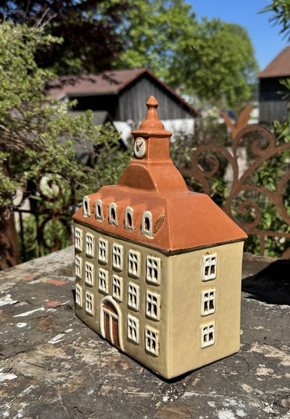 Keramik Windlicht altes Schulhaus braun - Höhe 26 cm