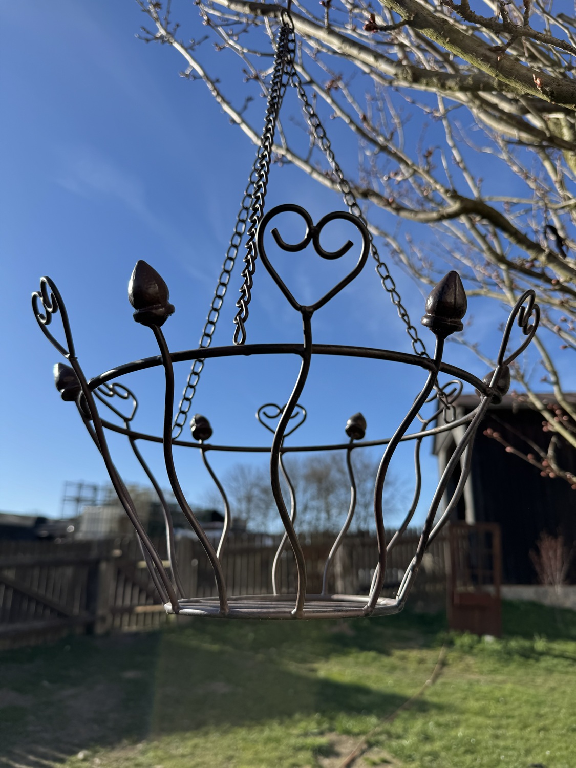 Metall Hängekorb an Kette mit Herzmuster – dunkelbraun | Ø 29 cm | Höhe 62 cm