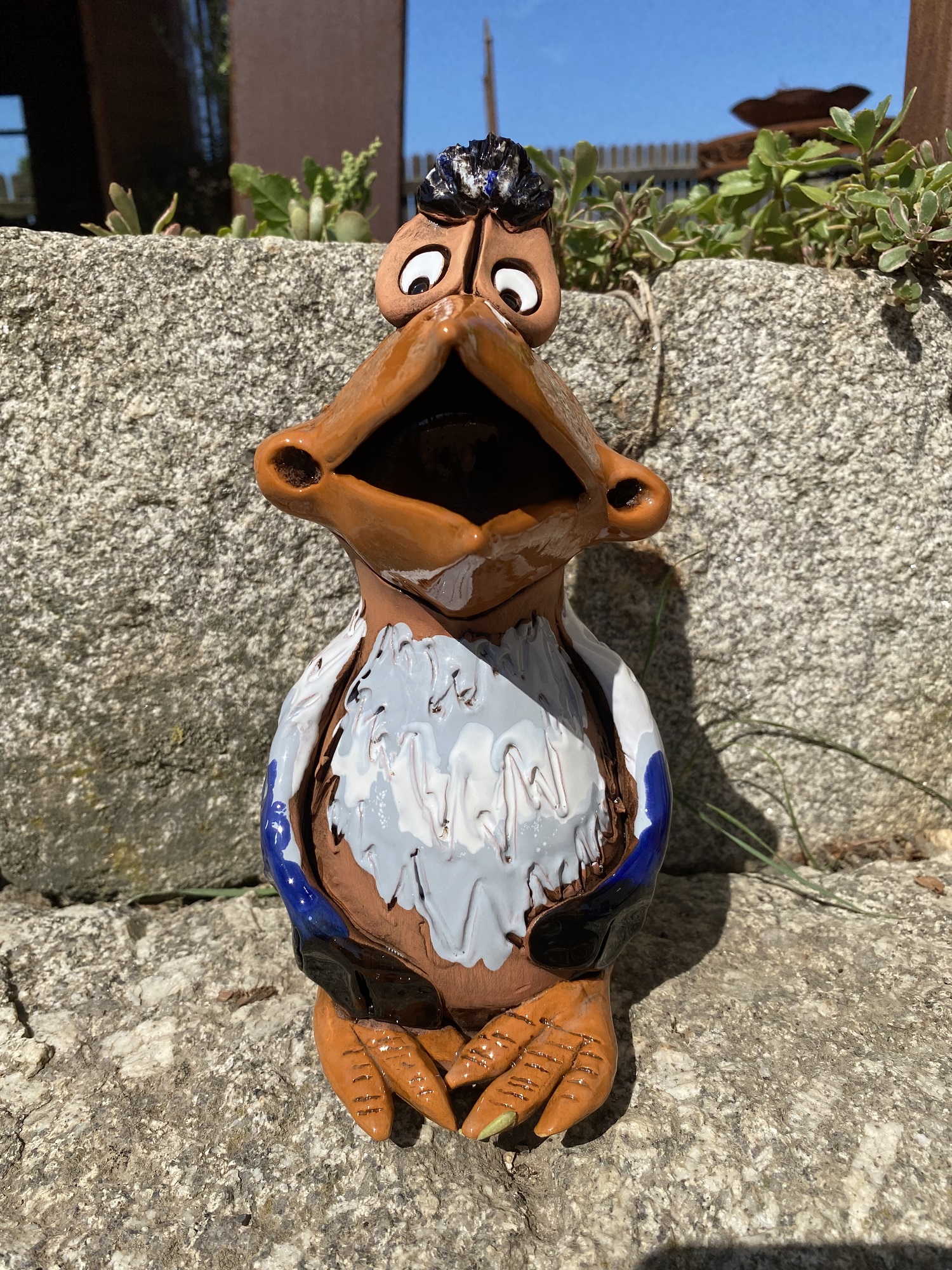 Keramik Rabe Rico blau/weiße Federn - Höhe 21 cm